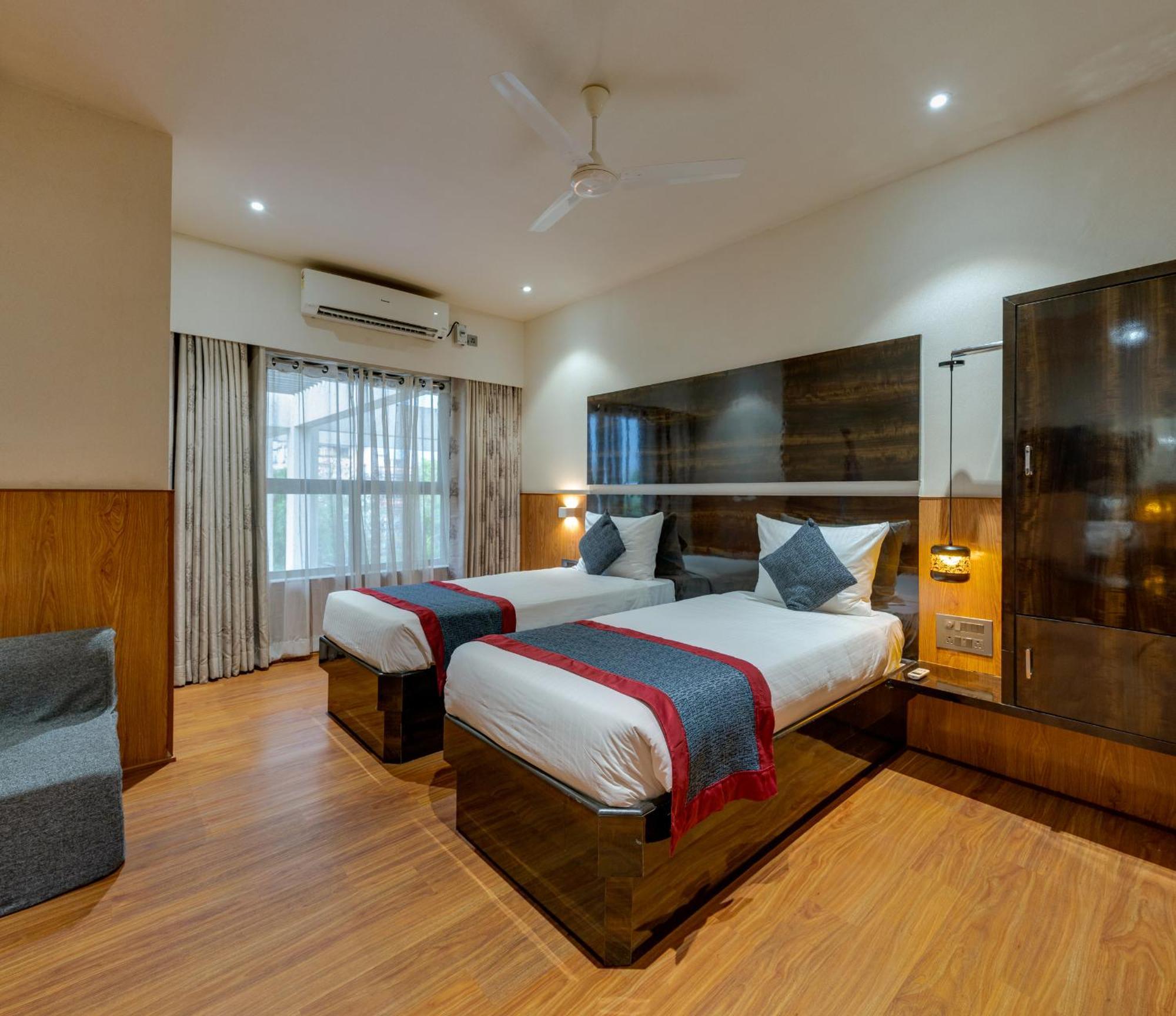 סולאפור Hotel Surya Executive 3 Star Hotel מראה חיצוני תמונה