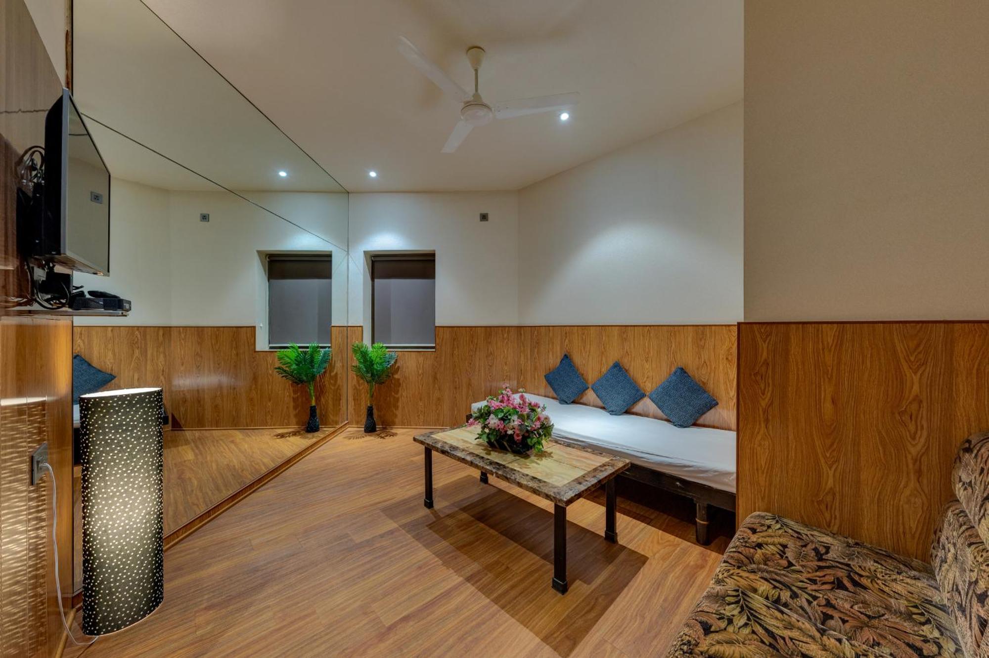סולאפור Hotel Surya Executive 3 Star Hotel מראה חיצוני תמונה