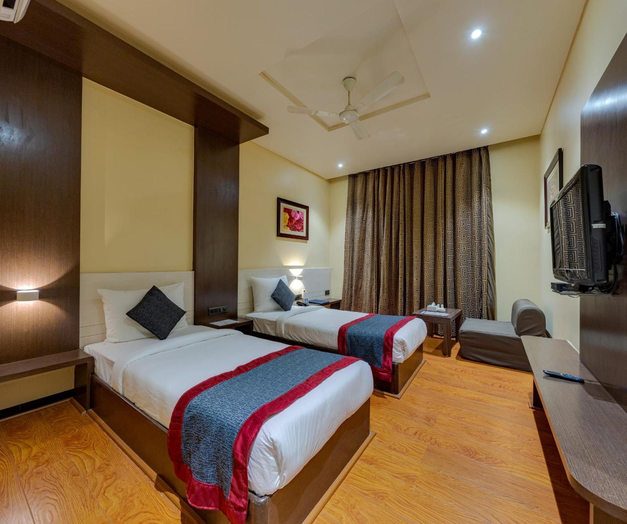 סולאפור Hotel Surya Executive 3 Star Hotel מראה חיצוני תמונה