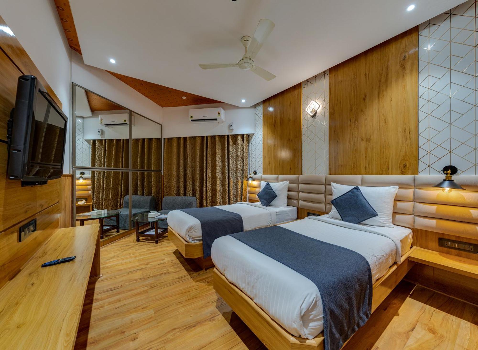 סולאפור Hotel Surya Executive 3 Star Hotel מראה חיצוני תמונה
