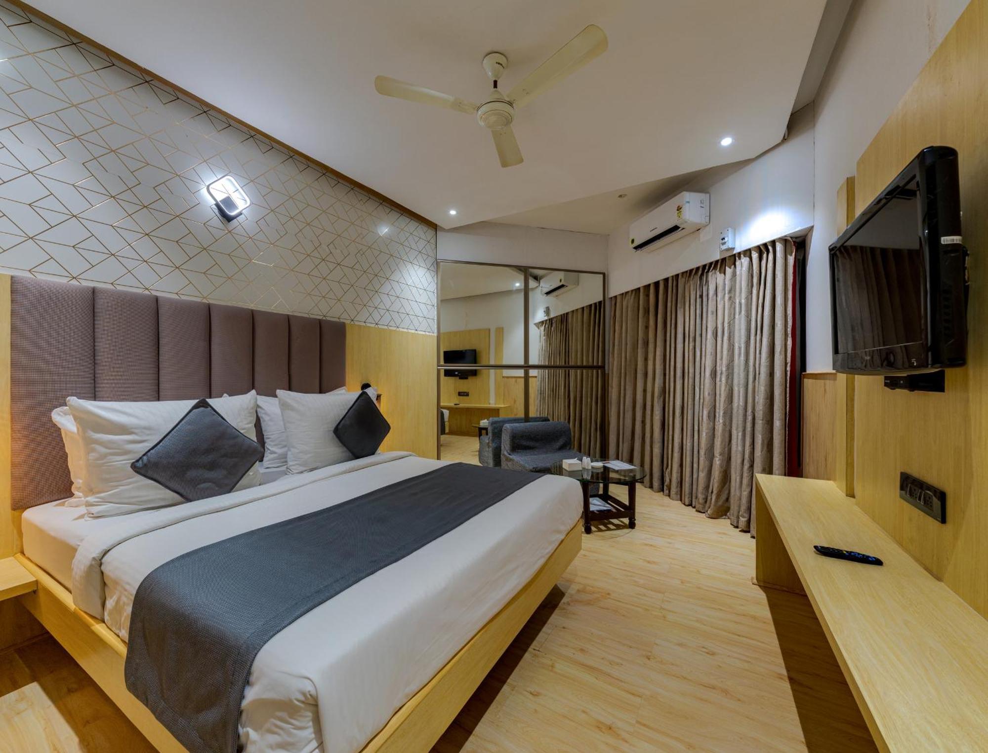 סולאפור Hotel Surya Executive 3 Star Hotel מראה חיצוני תמונה